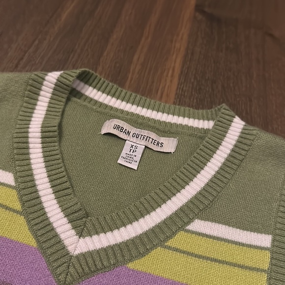 Women’s Cropped sleeveless Vest - Picture 3 of 5